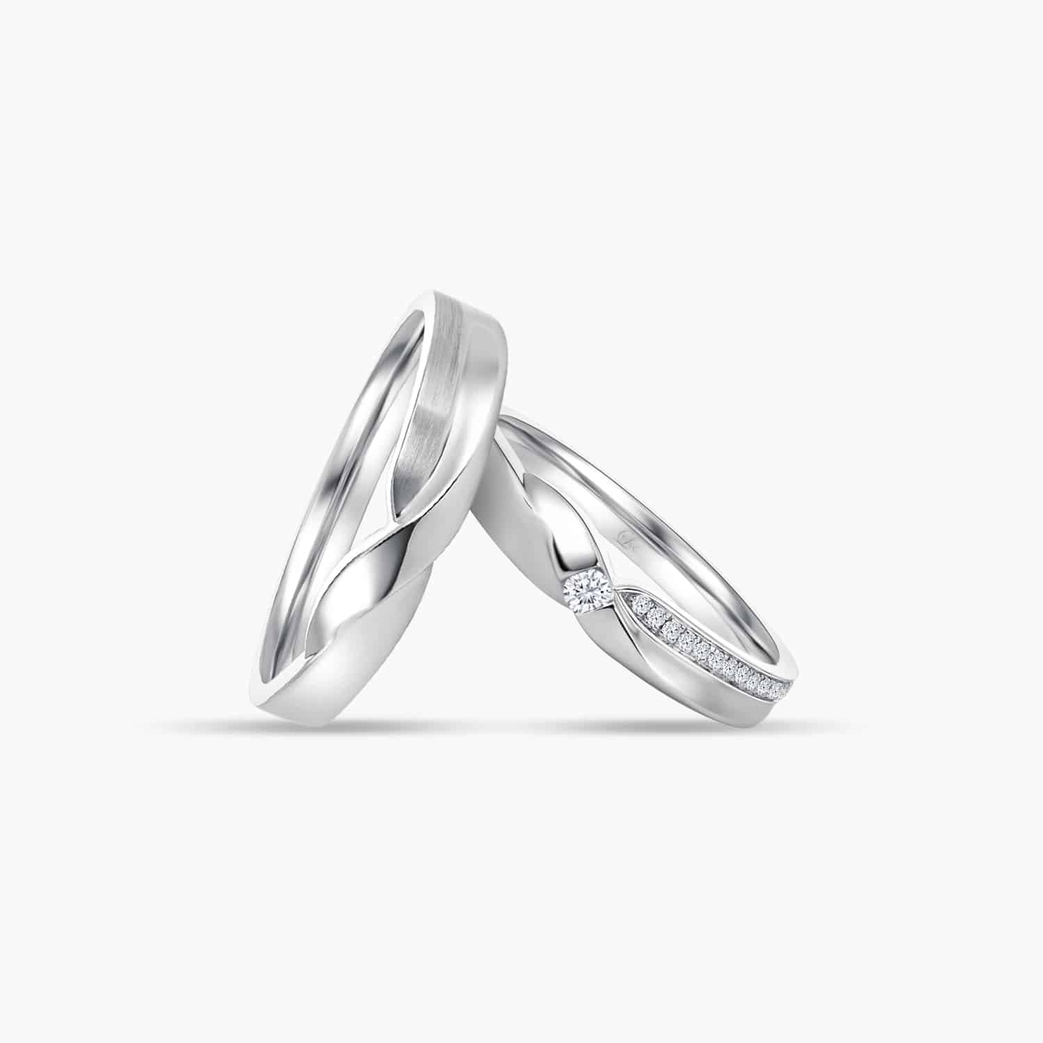 LVC DESIRIO PASSION WEDDING BAND IN WHITE GOLD WITH A CENTER DIAMOND INLAY a set of white gold engagement wedding ring or wedding bands in 18k white gold with diamonds 钻石 戒指 cincin diamond