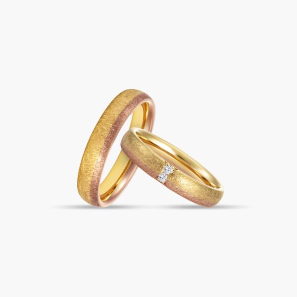 LVC SOLEIL APOLLO WEDDING BAND IN MATTE FINISH WITH DUAL TONES a set of wedding bands in yellow gold with a diamond 金 戒指 钻石 戒指 cincin diamond