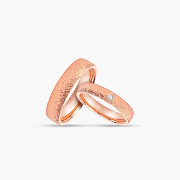LVC SOLEIL WEDDING BAND IN ROSE GOLD WITH A CENTER DIAMOND a set of wedding bands in rose gold with a diamond 钻石 戒指 cincin diamond