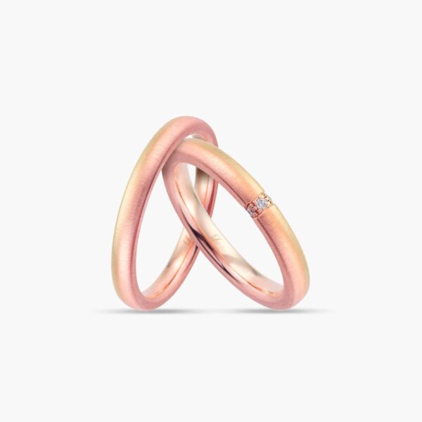 LVC SOLEIL SUNRISE WEDDING BAND IN THREE TEXTURES OF GOLD a set of wedding bands in yellow rose and white gold with a diamond 钻石 戒指 金 戒指 cincin diamond
