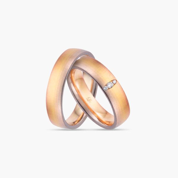 LVC SOLEIL AURORA WEDDING BAND IN THREE GOLD TONES WITH SATIN FINISH a set of wedding bands in yellow rose and white gold with diamonds 钻石 戒指 金 戒指 cincin diamond