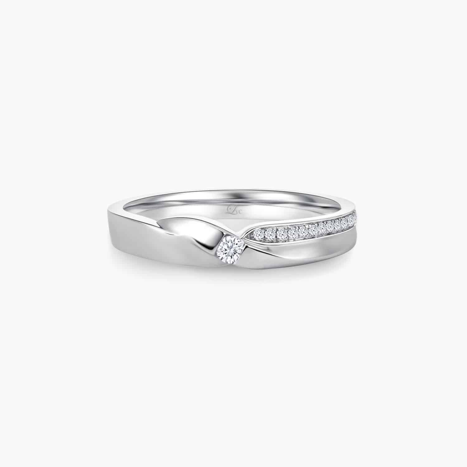 LVC DESIRIO PASSION WEDDING BAND IN WHITE GOLD WITH A CENTER DIAMOND INLAY a white gold engagement wedding ring or wedding band for women in 18k white gold with 16 diamonds 钻石 戒指 cincin diamond