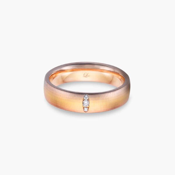 LVC SOLEIL AURORA WEDDING BAND IN YELLOW WHITE AND ROSE GOLD FLUSHED WITH DIAMONDS a wedding band for women with 3 diamonds 金 戒指 钻石 戒指 cincin diamond