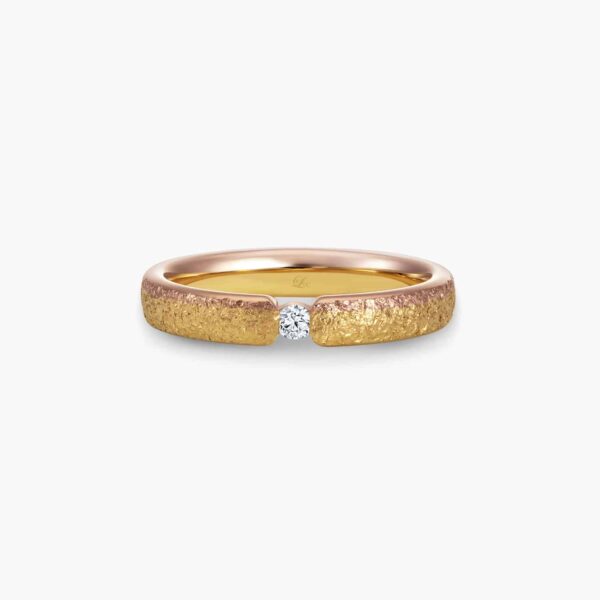 LVC SOLEIL APOLLO WEDDING BAND IN MATTE FINISH WITH DIAMOND IN TENSION SETTING a wedding band for women in yellow gold and a diamond 钻石 戒指 金 戒指 cincin diamond