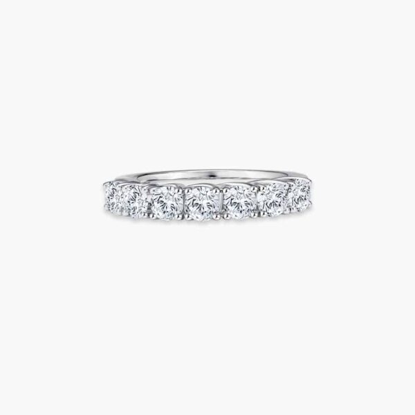 LVC PETIT PRECIEUX TIMELESS DIAMOND WEDDING BAND a white gold engagement ring diamond wedding ring in 18k white gold with a row of 7 diamonds of 1.00 carat weight cincin diamond 钻石 戒指