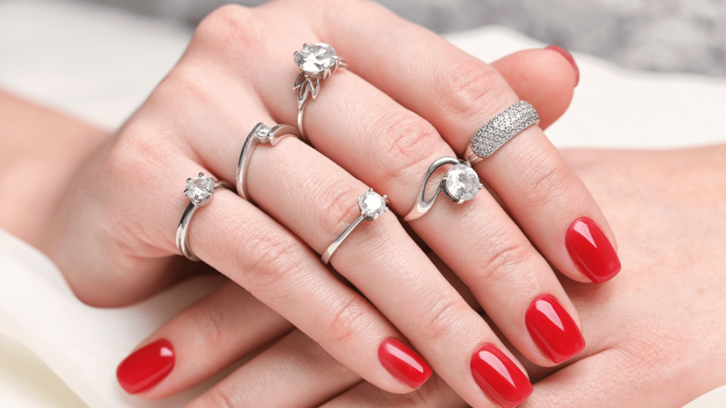 女人在不同的手指上戴着多个不同的戒指