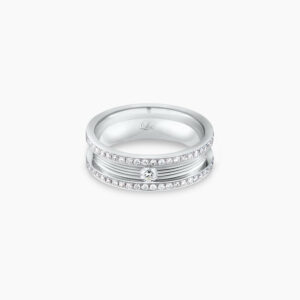 LVC 戒指 Eternity Wedding Band in White Gold with a Center Solitaire Diamond