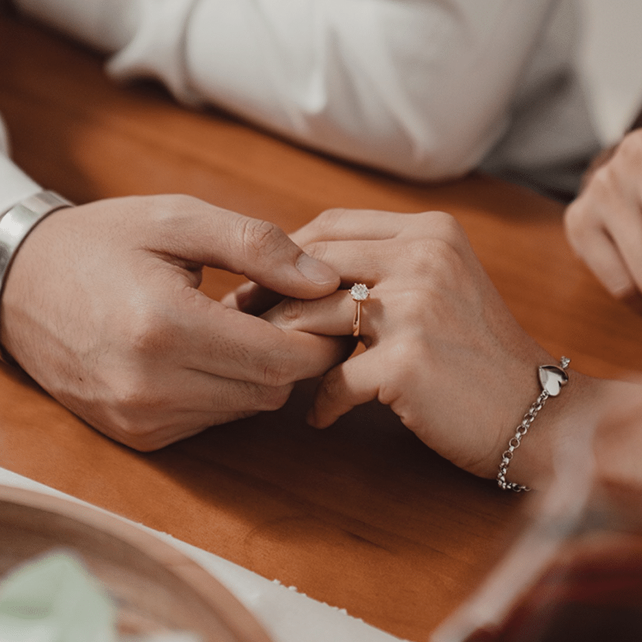 lelaki memegang tangan wanita memakai cincin berlian